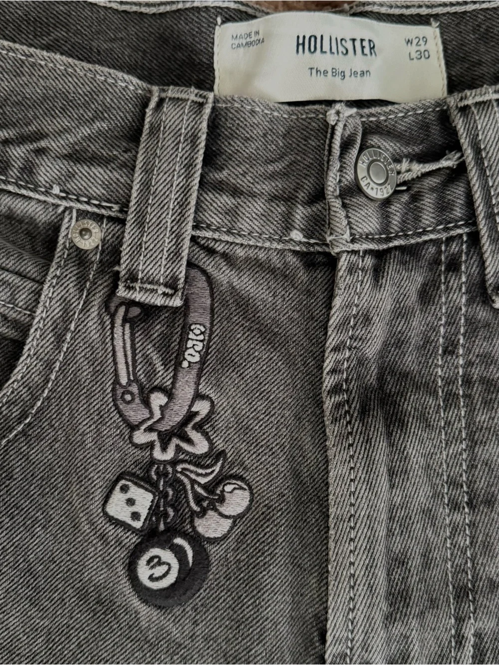 Hollister Men’s Relaxed Wide-Leg Jeans in Washed Charcoal
